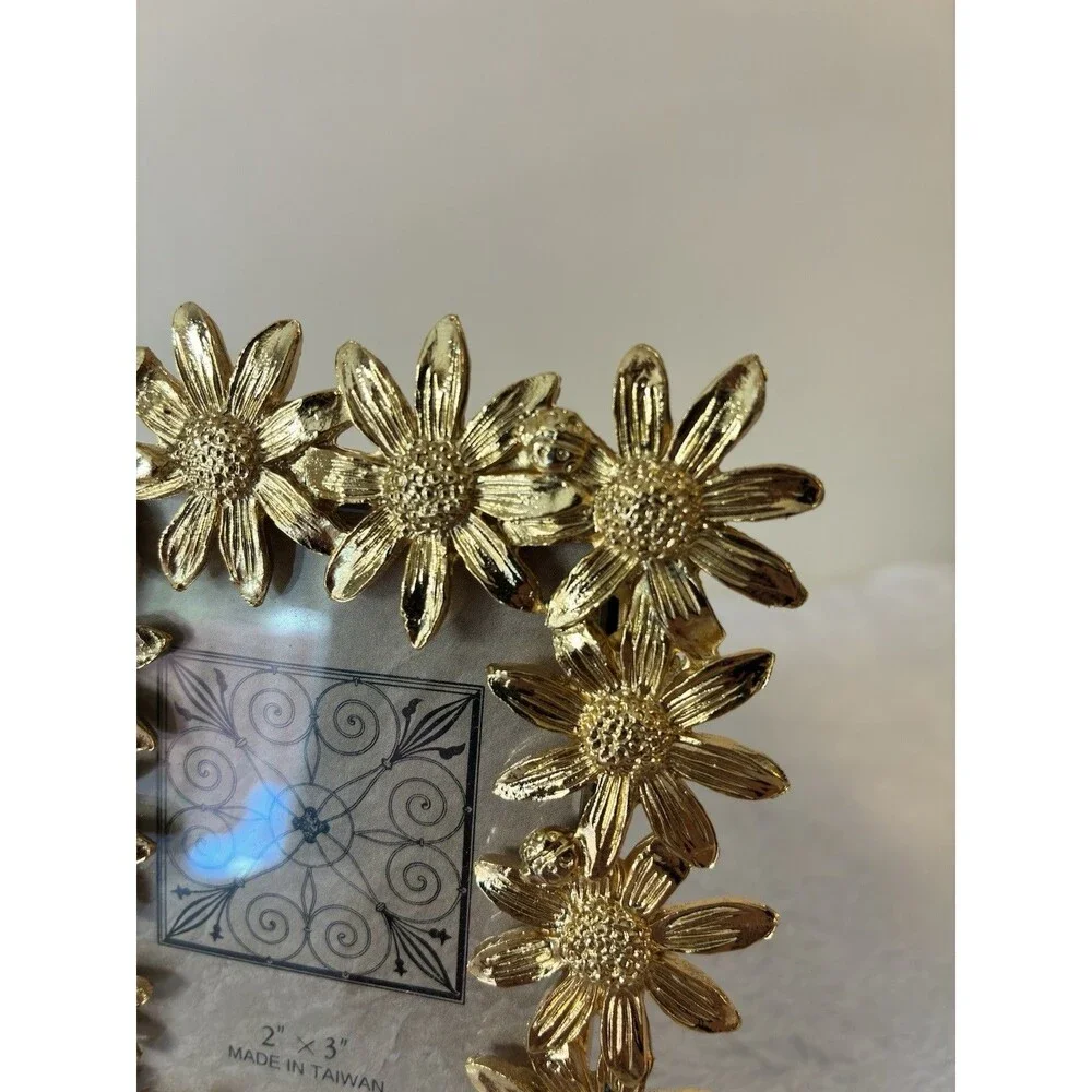 Unbranded gold metal